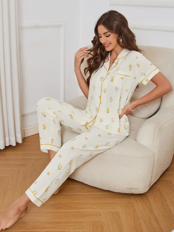 طقم بيجامة نسائية مزخرفة بطبعة أزهار ، ملابس نوم غير رسمية ، أزرار أكمام قصيرة ، توب بطية صدر ، بنطال مرن