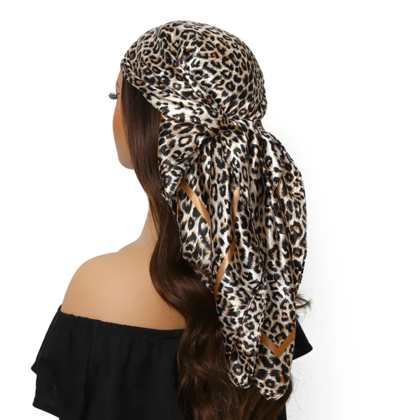 الأوشحة الحريرية النساء ورقة طباعة Foulard الساتان ساحة رئيس الحجاب وشاح السيدات الفاخرة العلامة التجارية شالات باندانا الإناث الخمار وشاح